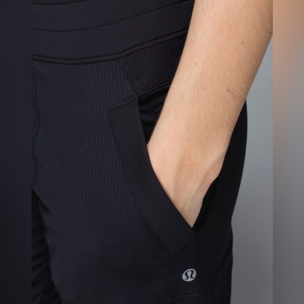 Lululemon - Studio Crop - Picture 5 of 13